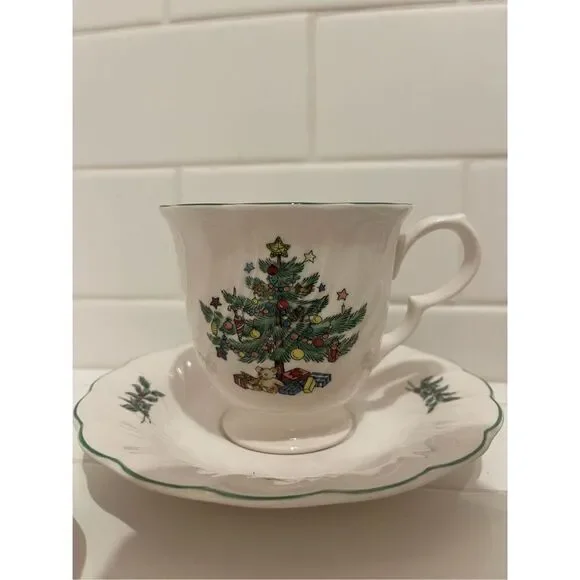 Vintage Nikko Ceramics Christmastime Teacups (4) - Picture 4 of 9